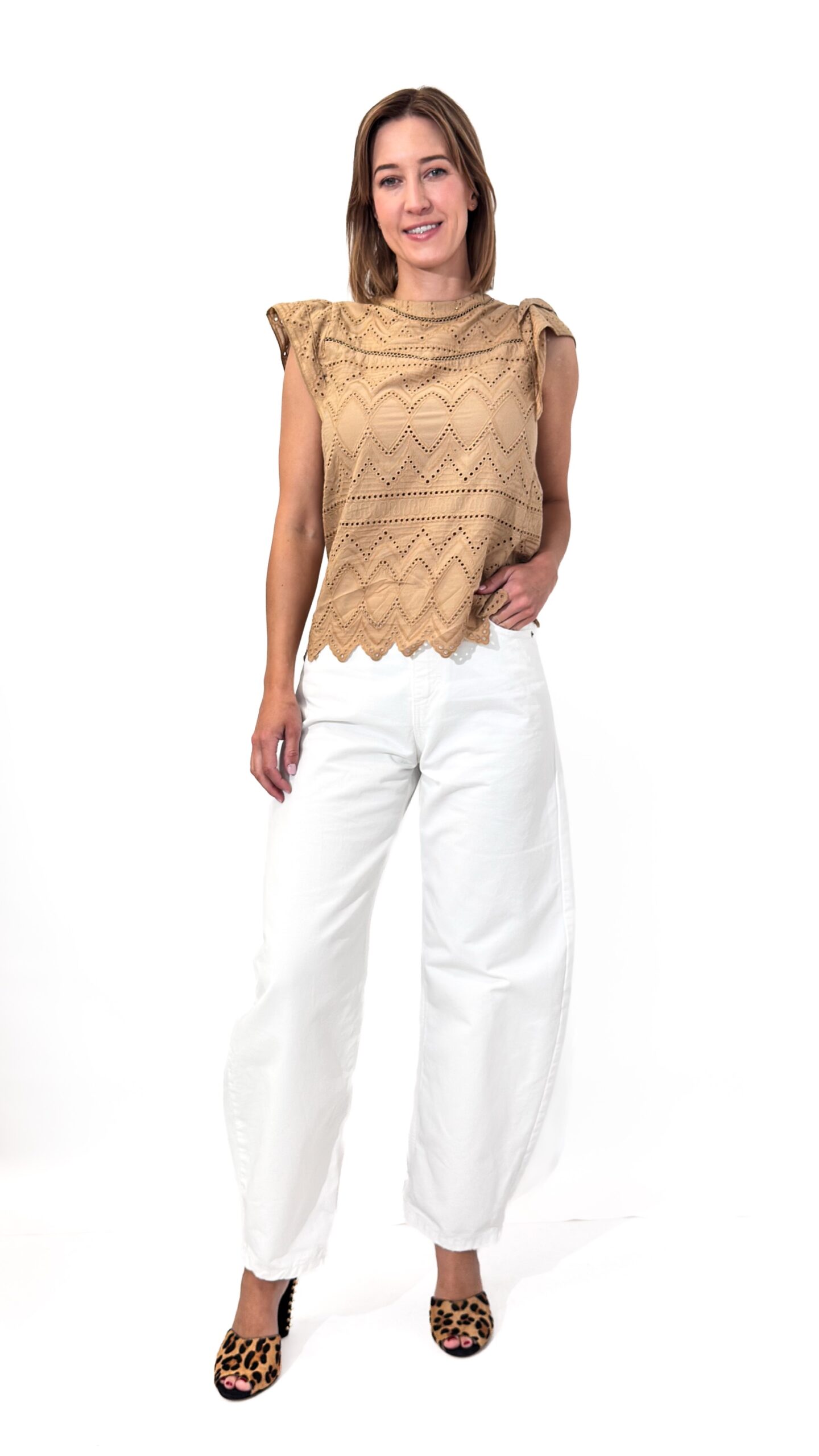 AŻURKOWA BLUZKA O PROSTYM FASONIE BRĄZOWA ARTIGLI ACBL002175 - obrazek 2