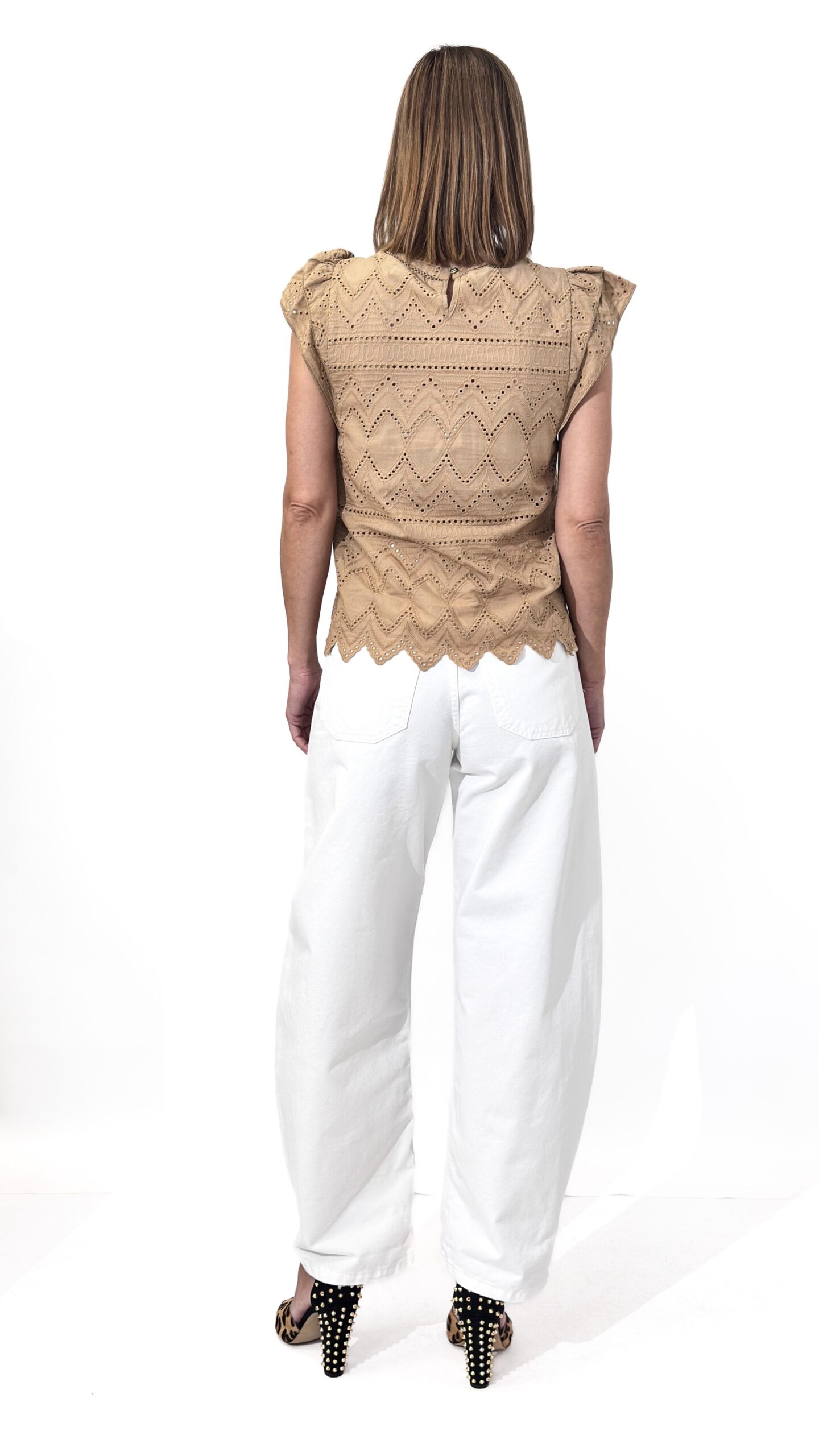 AŻURKOWA BLUZKA O PROSTYM FASONIE BRĄZOWA ARTIGLI ACBL002175 - obrazek 3