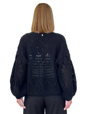 czarny sweter damski narzutka