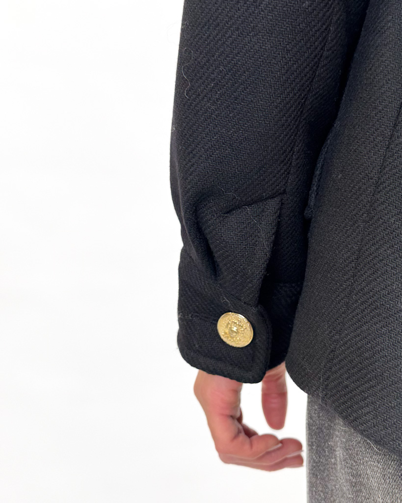 KRÓTKI CZARNY PŁASZCZ DAMSKI LA PETITE BALNEAIRE - obrazek 4