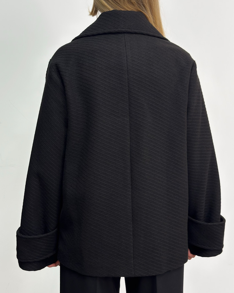 CZARNY KRÓTKI PŁASZCZ DAMSKI PIA B CUMATI - obrazek 4