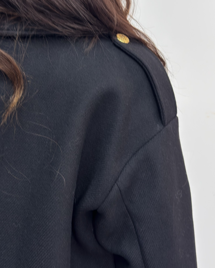 KRÓTKI CZARNY PŁASZCZ DAMSKI LA PETITE BALNEAIRE - obrazek 4