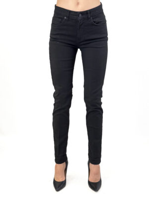 CZARNE DOPASOWANE JEANSY VICOLO DF5129