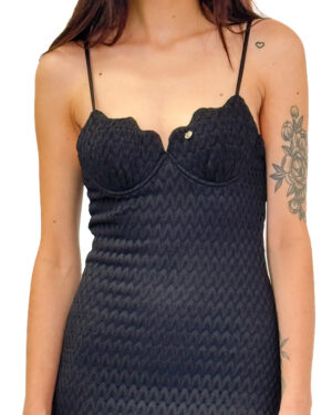 dopasowana czarna sukienka na ramiączkach