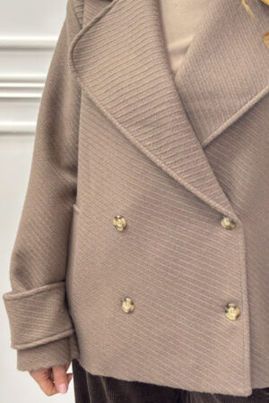 krotki płaszcz damski modny krój i kolor 2025