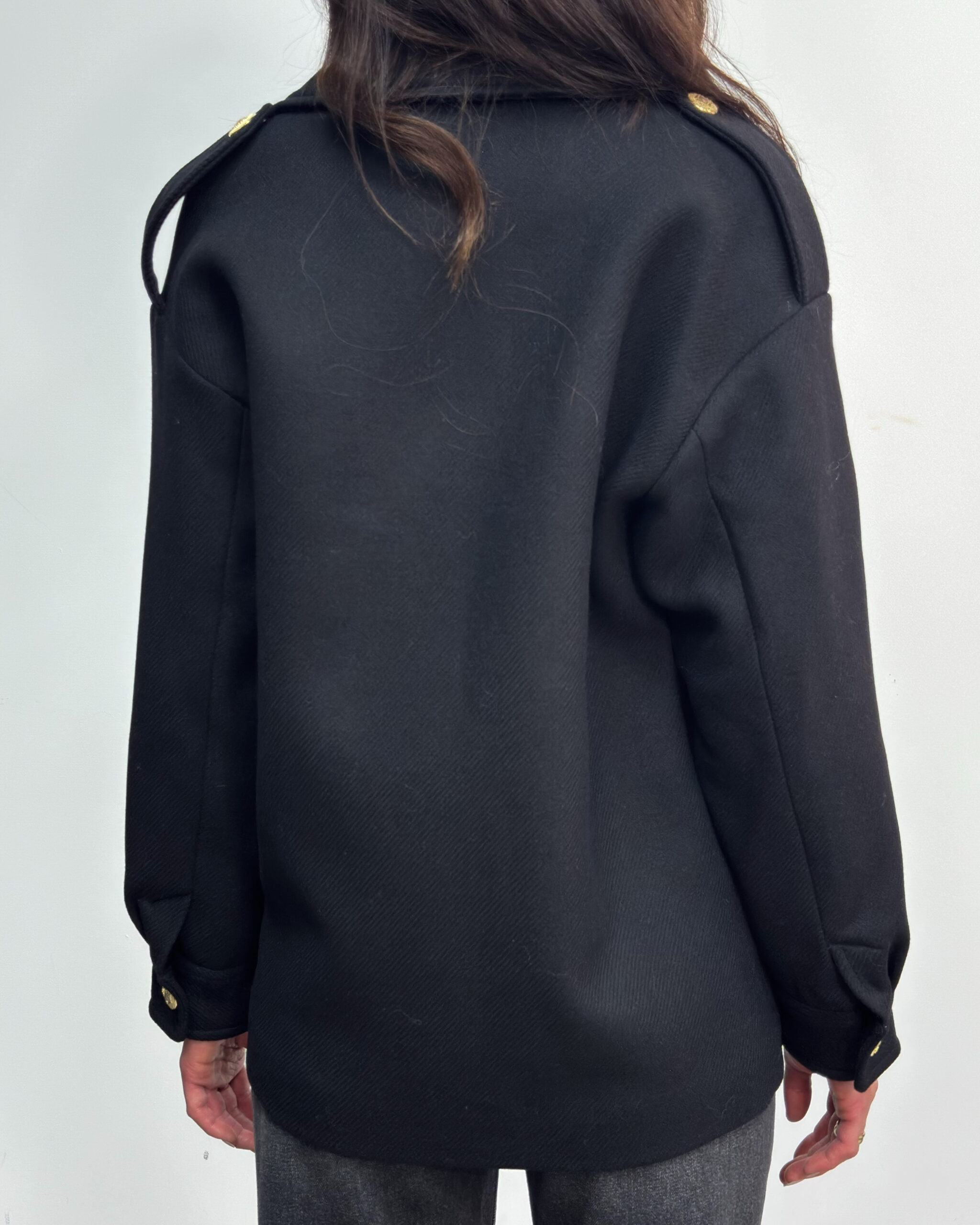 KRÓTKI CZARNY PŁASZCZ DAMSKI LA PETITE BALNEAIRE - obrazek 2