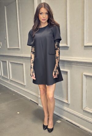 Czarna sukienka z krótkim rękawem i koronką Imperial AFWLKSB
