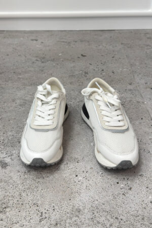 białe buty sportowe ze srebrnymi dodatkami